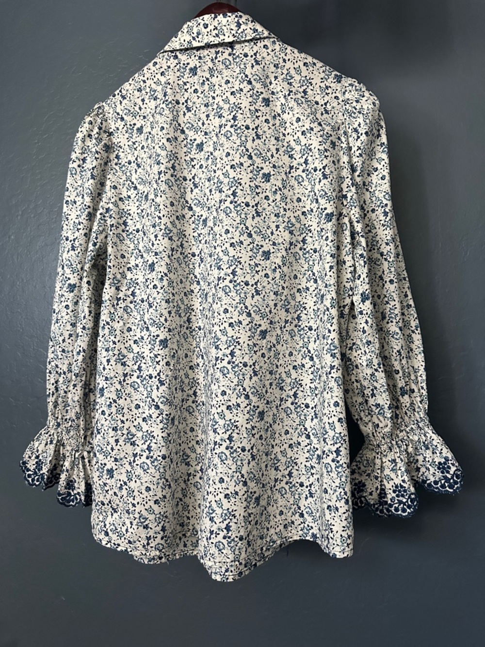 Tuckernuck Cream and Navy Floral Ruffle-Cuff Button-Down Blouse 100% cotton - Picture 3 of 6